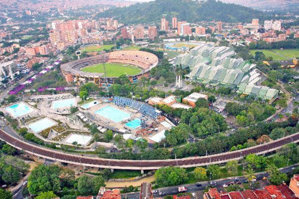 Apartasuites Av Medellin Bagian luar foto