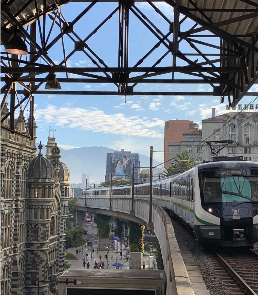 Apartasuites Av Medellin Bagian luar foto