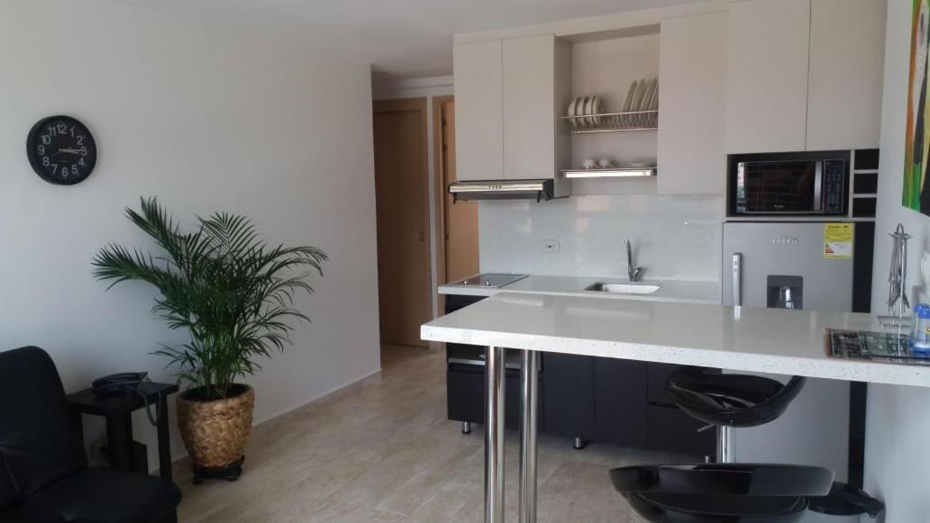 Apartasuites Av Medellin Bagian luar foto