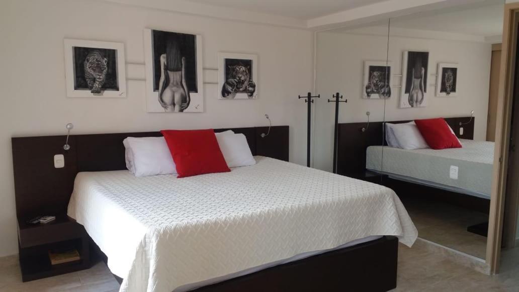 Apartasuites Av Medellin Bagian luar foto