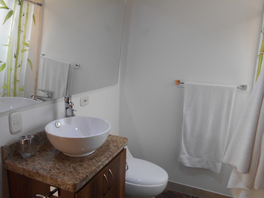 Apartasuites Av Medellin Bagian luar foto
